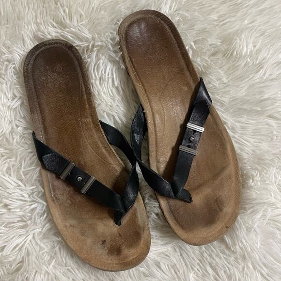 UGG • Black Sela Leather Flip Flops Sandal - Picture 2 of 8